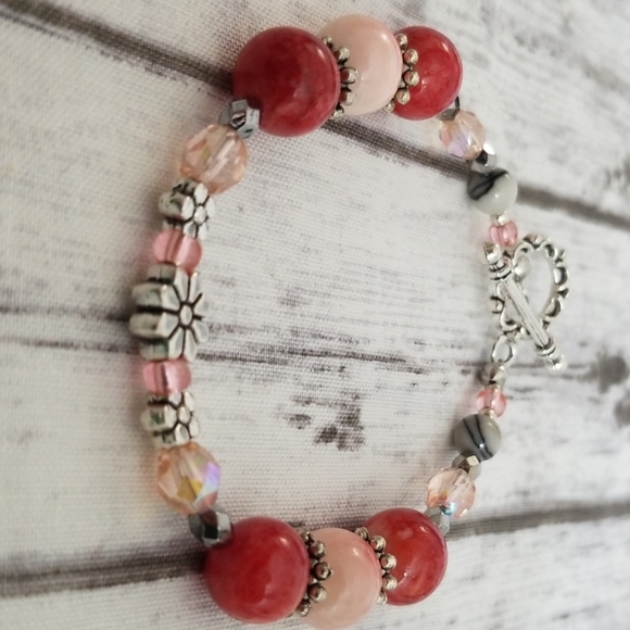 Pink, red, silver, flowers glass beaded bracelet - Picture 3 of 8